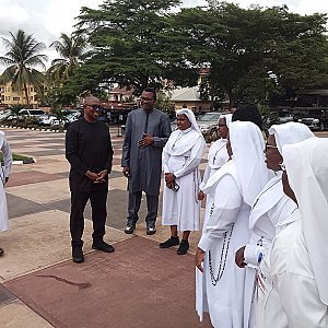Peter Obi visits Immaculate Heart of Mary Specialist Hospital, Nkpor, donates 10 million naira
