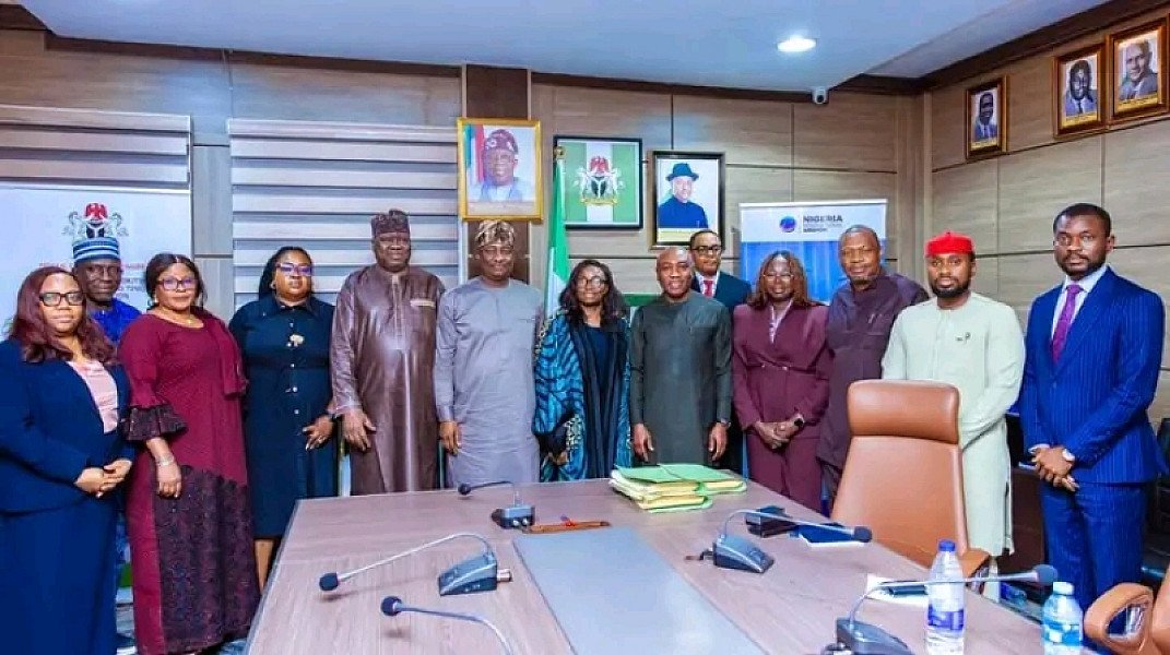 Federal Government Signs Concession Agreement for Enugu Airport, handing the Airport to Enugu State for 30 Years